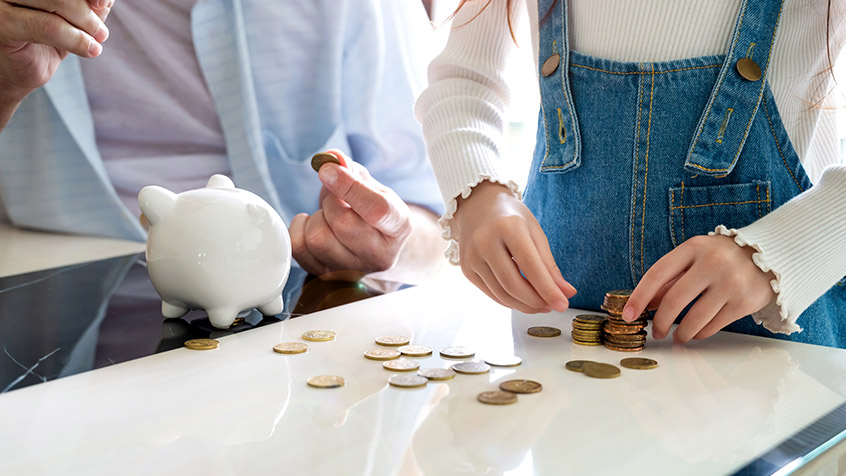 father teaching daughter about money