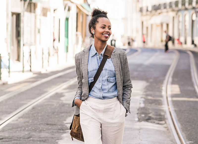 Single woman traveling abroad in Italy.